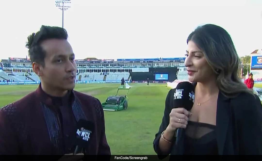 Harshit Tomar proposing Karishma Kotak